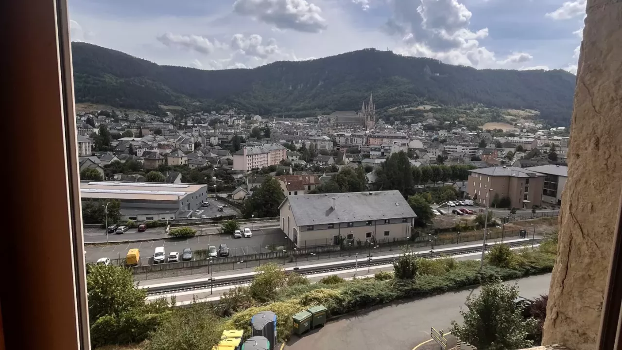 F4 de 76.24m2 dernier étage, proche centre ville de Mende. Libre du 01/07/2026