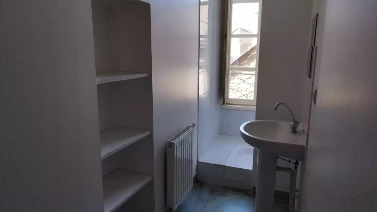F2 32m2 3eme étage centre ville de Mende