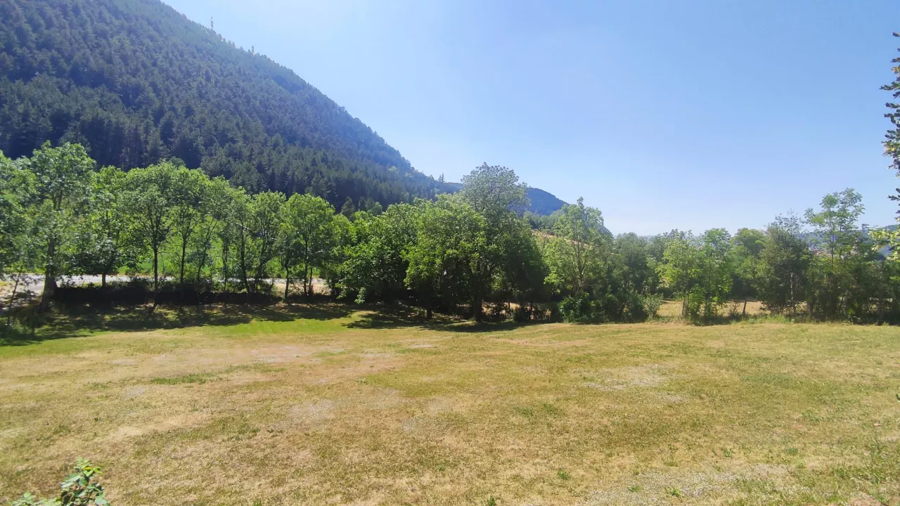 Chanac-Maison-plain-pied-dans-un-ecrin-de-verdure-de-4000-m2-10