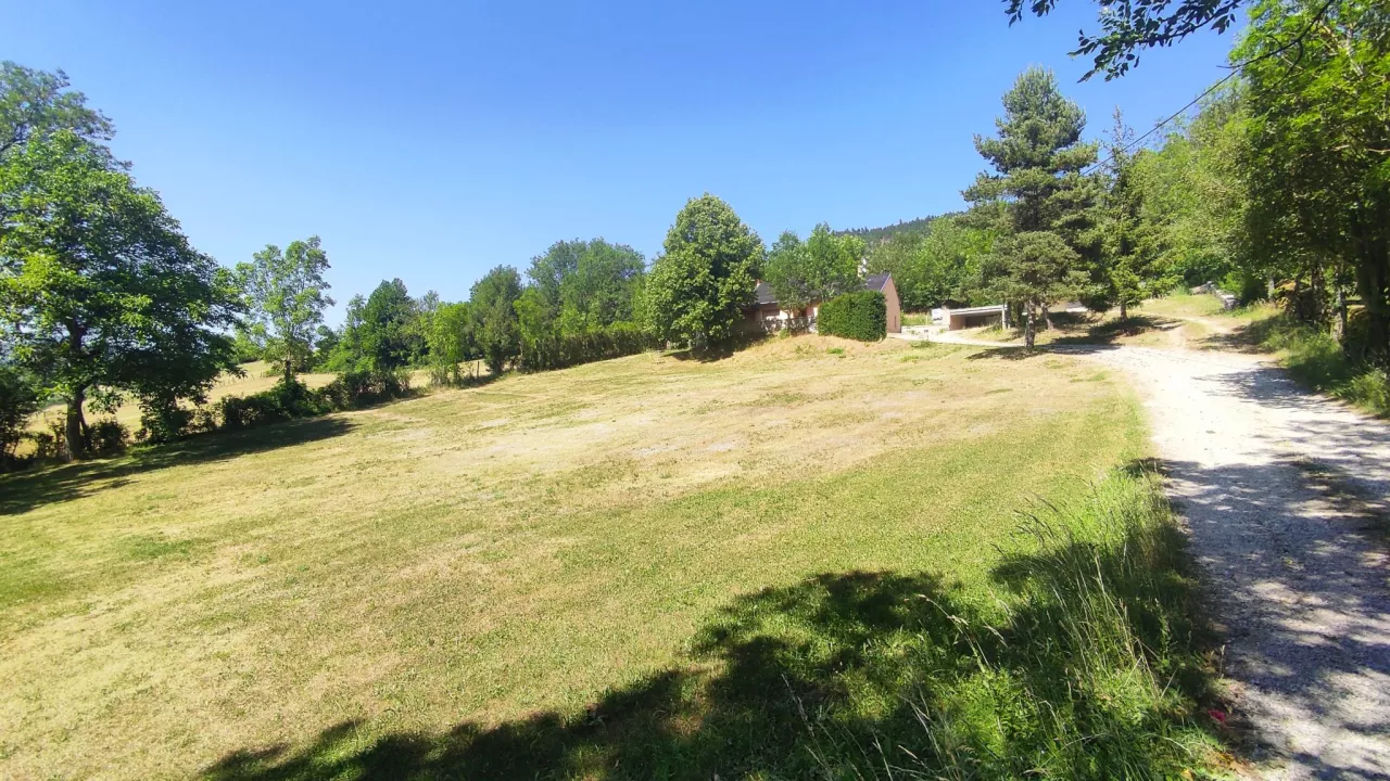 Chanac-Maison-plain-pied-dans-un-ecrin-de-verdure-de-4000-m2-13
