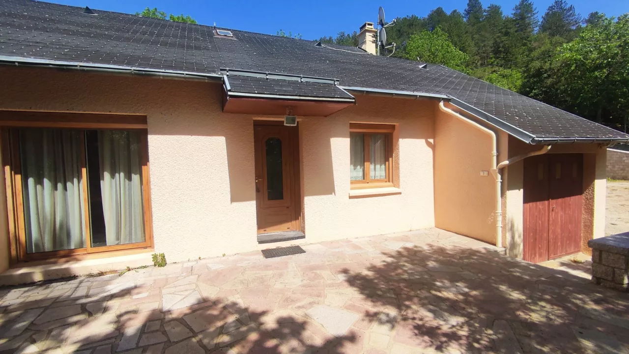 Chanac-Maison-plain-pied-dans-un-ecrin-de-verdure-de-4000-m2-7