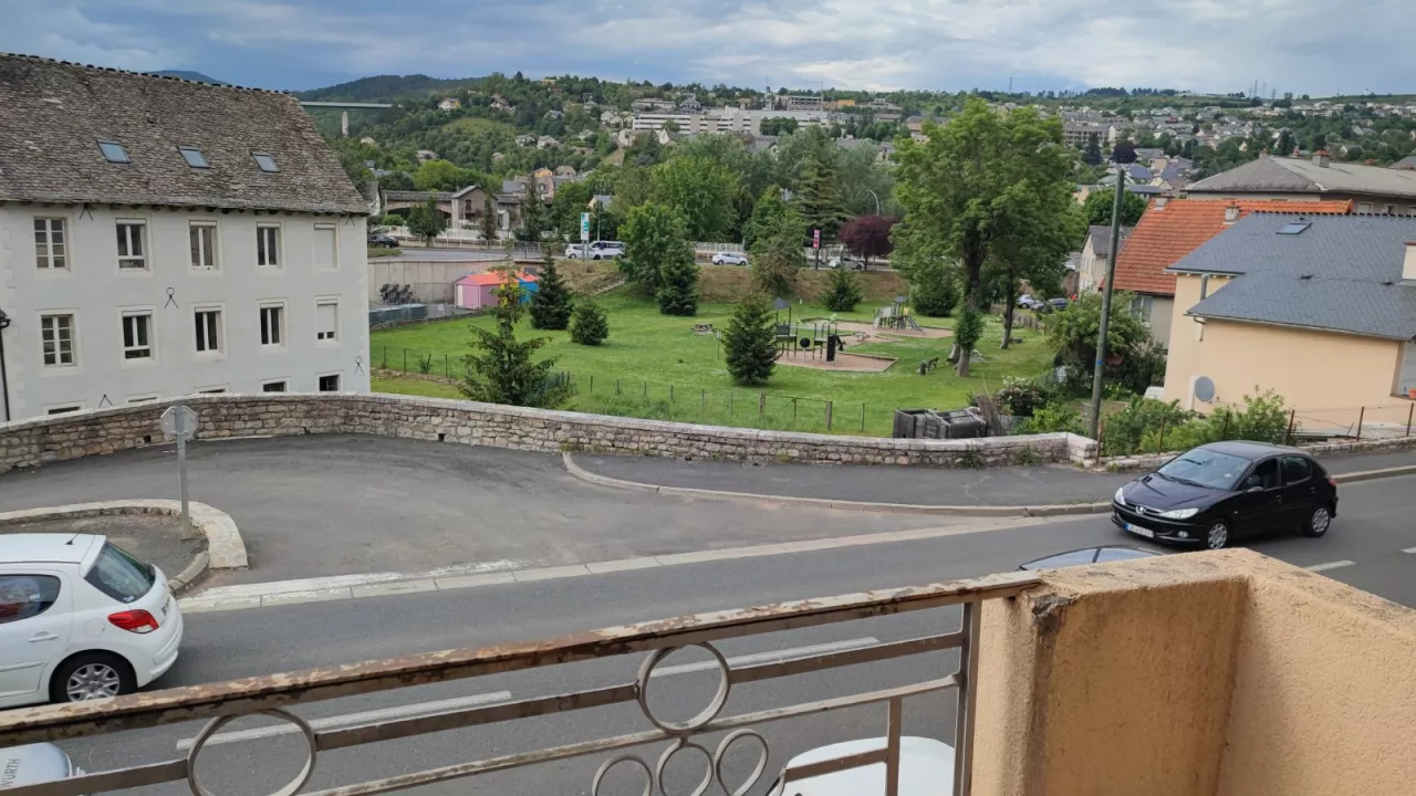 F1-bis-meuble-de-20m2-proche-centre-ville-de-Mende-12