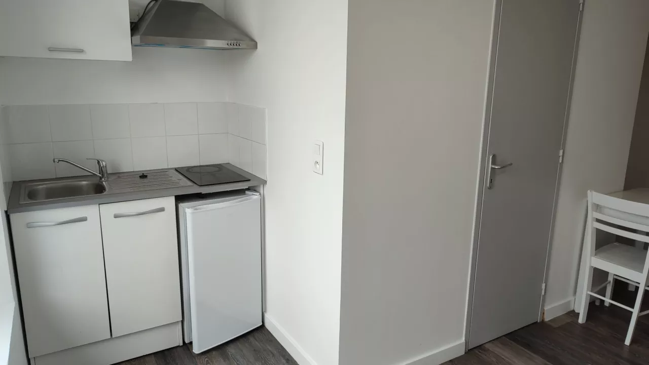 F1-bis-meuble-de-20m2-proche-centre-ville-de-Mende-2