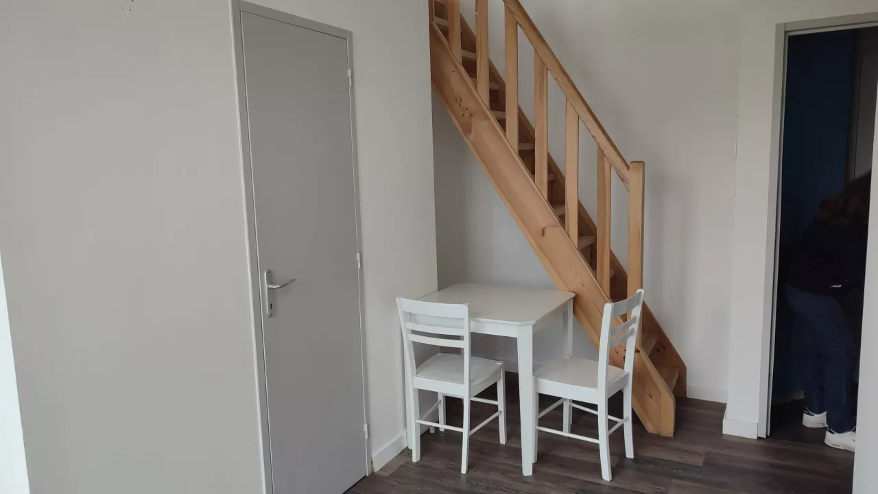 F1-bis-meuble-de-20m2-proche-centre-ville-de-Mende-3