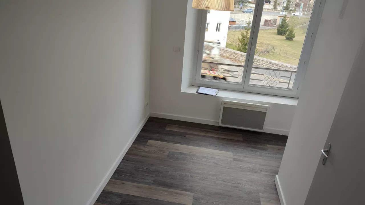 F1-bis-meuble-de-20m2-proche-centre-ville-de-Mende-4