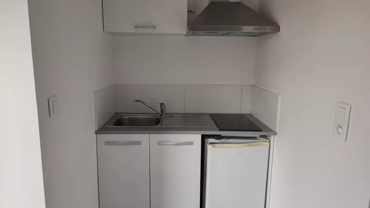 F1-bis-meuble-de-20m2-proche-centre-ville-de-Mende-6