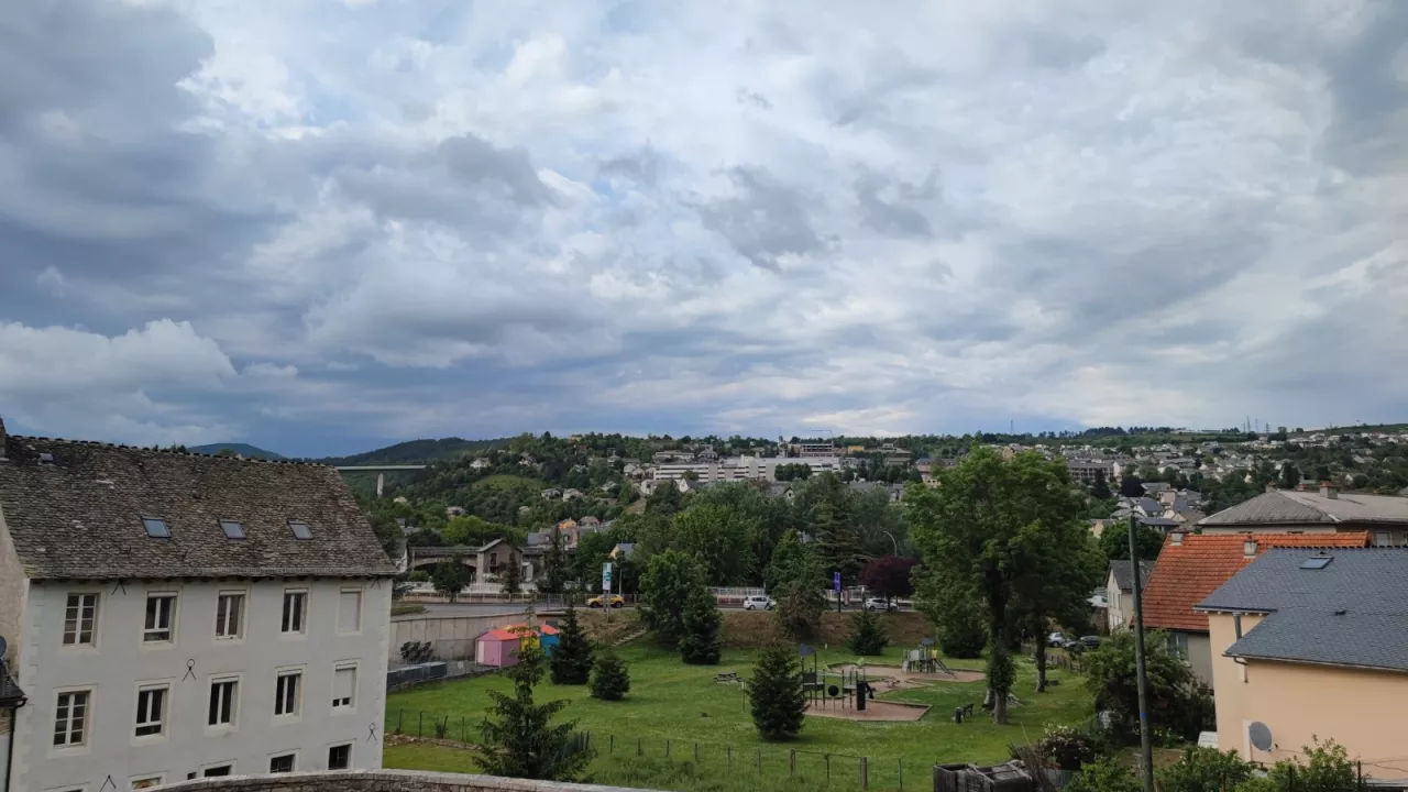 F1-bis-meuble-de-20m2-proche-centre-ville-de-Mende-8