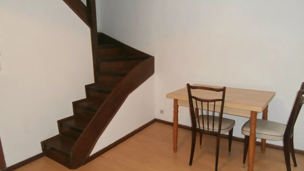 F2-en-duplex-de-19m2-centre-ville-de-Mende-Libre-le-30-09-2023-1