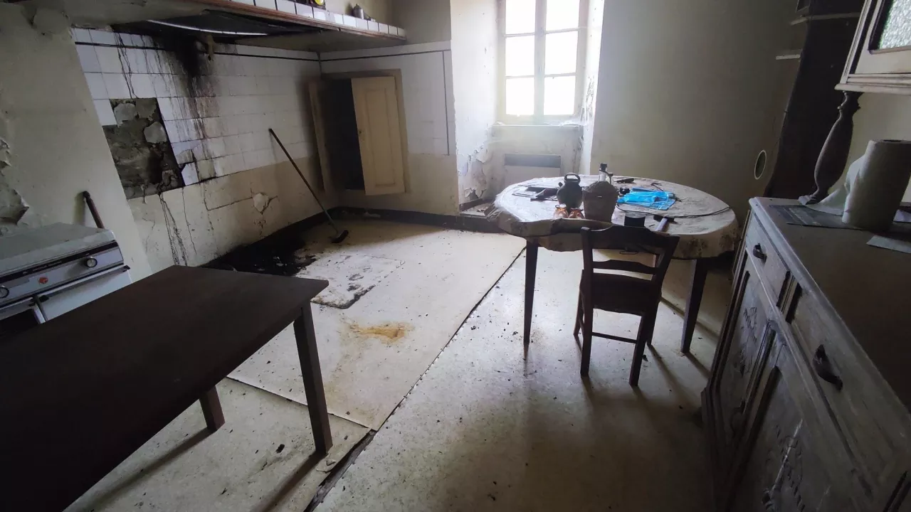 Maison-en-Pierre-de-200m2-a-Bagnols-les-bains-4