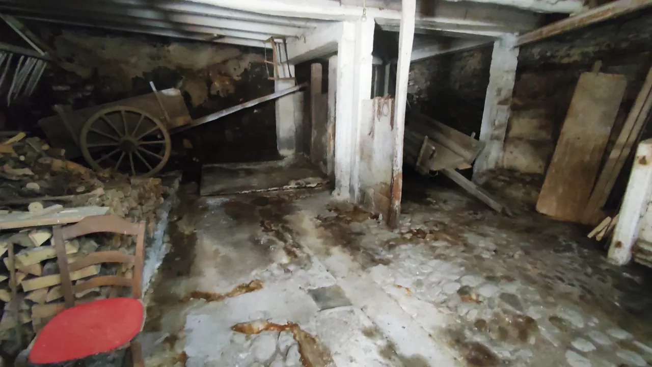 Maison-en-Pierre-de-200m2-a-Bagnols-les-bains-6