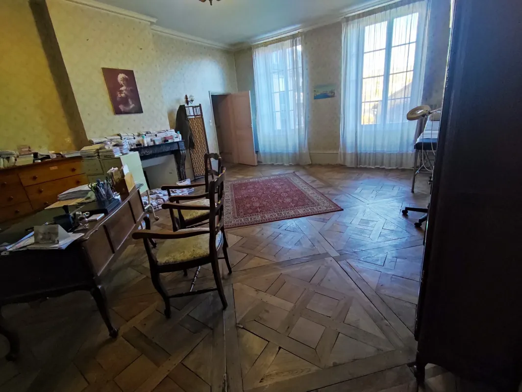 Appartement-bourgeois-de-type-F4-Centre-Ville-de-Mende