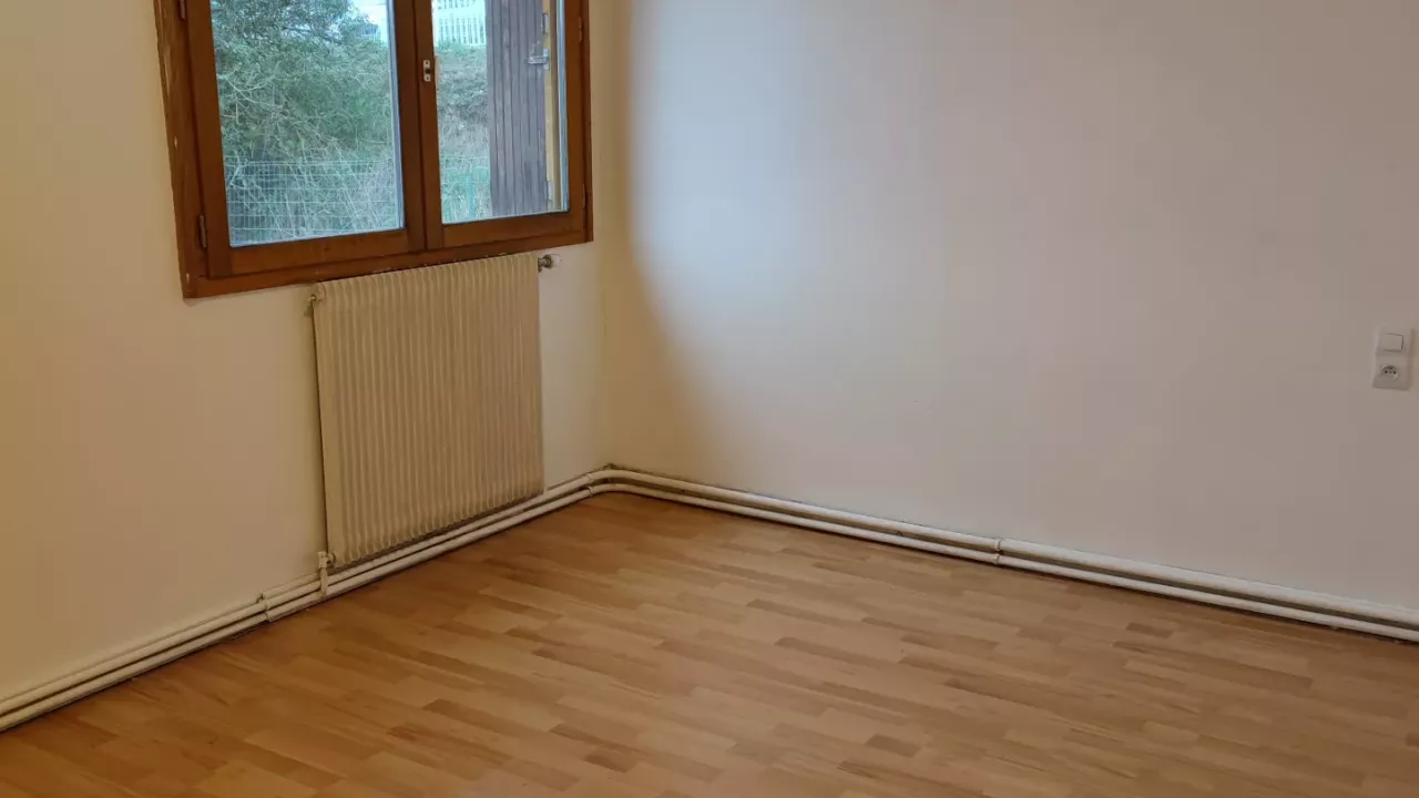 Maison F4 de 104m2 avec jardin. Libre le 01/08/2026